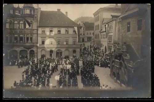 Foto-AK Pössneck, Festakt auf dem Marktplatz, Menschenmenge mit Fahnen