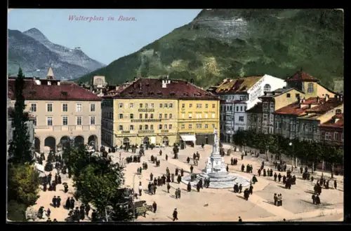 AK Bozen, Passanten am Denkmal auf dem Walterplatz