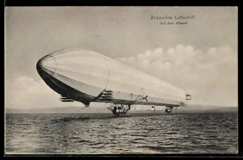 AK Zeppelins Luftschiff auf dem Wasser