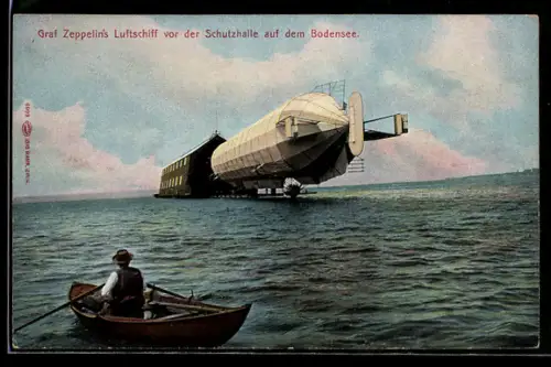 AK Graf Zeppelin's Luftschiff vor der Schutzhalle auf dem Bodensee, Ruderboot