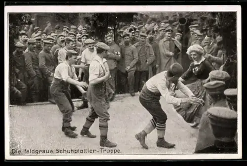 AK Die feldgraue Schuhplattler Truppe, tanzende Soldaten, Rot Kreuz Sanitäter im Publikum