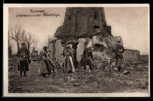 AK Rückkehr ostpreussischer Flüchtlinge zwischen zerstörten Häusern