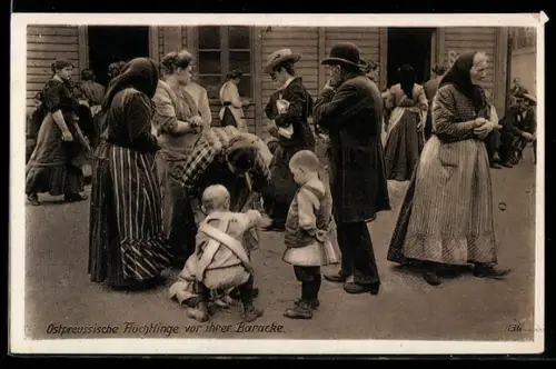 AK Ostpreussische Flüchtlinge vor ihrer Baracke