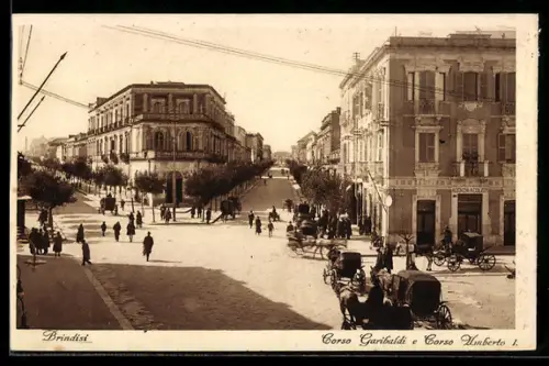 AK Brindisi, Corso Garibaldi e Corso Umberto I, scene di vita urbana con carrozze e pedoni