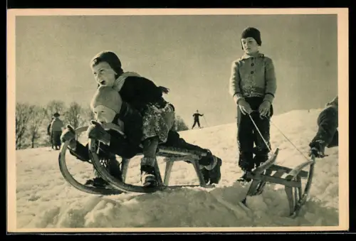 AK Drei Kinder mit ihren Schlitten im Schnee