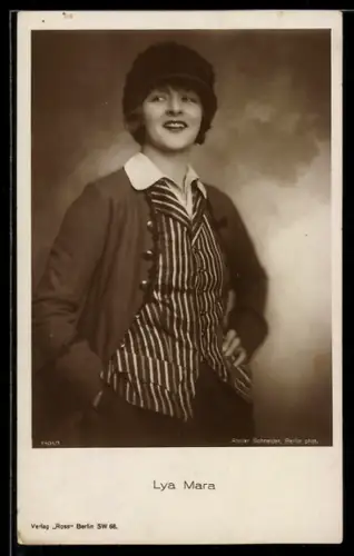 AK Schauspielerin Lya Mara, im burschikosen Kostüm mit Mütze