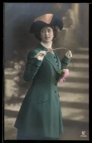 Foto-AK GL Co Nr. 2745/4: Junge elegante Frau mit Peitsche