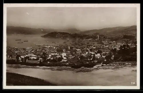 AK Vigo, Panorama der Stadt mit Hafen und Schiffen