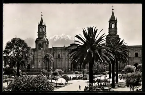 AK Arequipa, Plaza de Armas, Catedral y al Fondo el Chachani