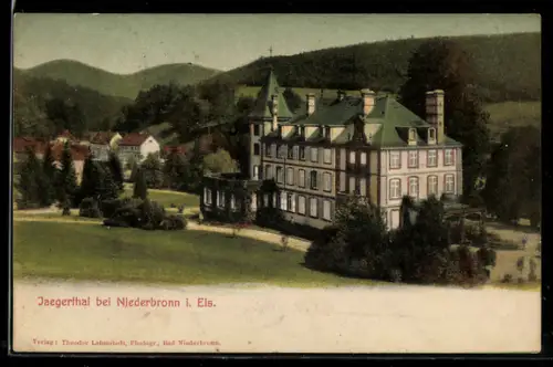 AK Jaegerthal bei Niederbronn, Hotelgebäude mit Park und Bergen im Hintergrund