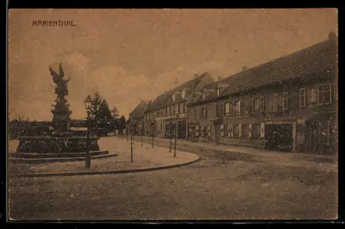 AK Marienthal, Marktplatz mit Brunnen und Häusern