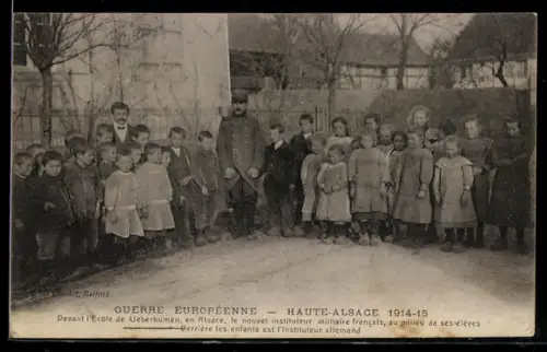 AK Ueberkumen, Devant l`Ecole, le nouvel instituteur militaire francais