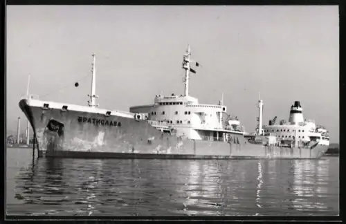 Fotografie Sowjetisches Tankschiff Bratislava vor Industrieanlage vor Anker liegend