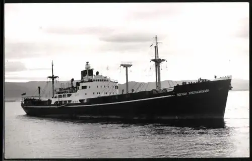 Fotografie Sowjetisches Frachtschiff Bogdan Khmelnitsky von 1954 über den Achtersteven fahrend