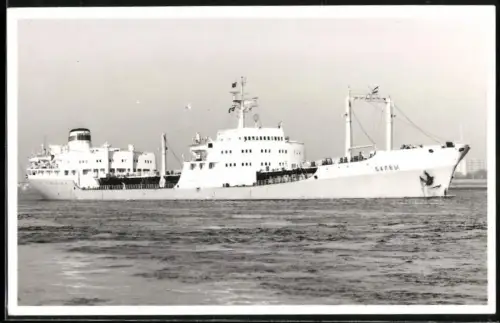 Fotografie Sowjetisches Tankschiff Balvyi steuert tief beladen den Hafen an