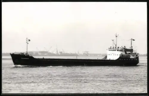 Fotografie Sowjetisches Küstenfrachtschiff Baltisky-69 in Seitenansicht in Hafennähe