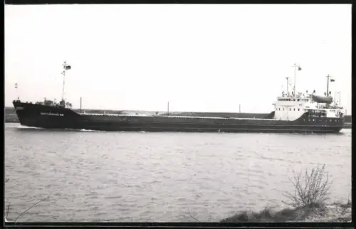 Fotografie Sowjetisches Küstenfrachtschiff Baltisky-68 in einem Seekanal