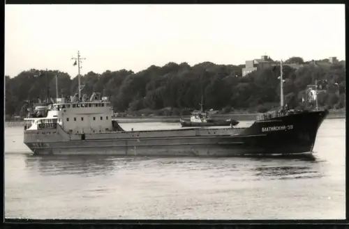Fotografie Sowjetisches Küstenfrachtschiff Baltisky-59 auf der Unterelbe, im Hintergrund Schlepper