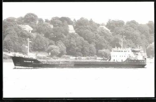 Fotografie Sowjetisches Küstenfrachtschiff Baltisky-60 auf der Unterelbe in Fahrt