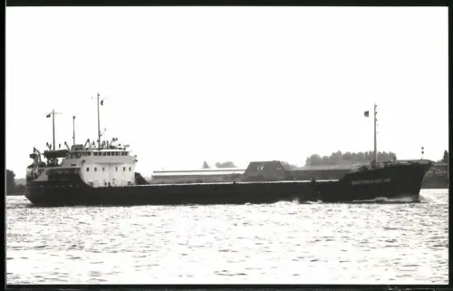 Fotografie Sowjetisches Küstenfrachtschiff Baltisky-66 steuert tief beladen den Hafen an