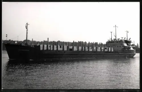 Fotografie Sowjetisches Küstenfrachtschiff Baltisky-66 von 1967 mit Holzladung an Deck