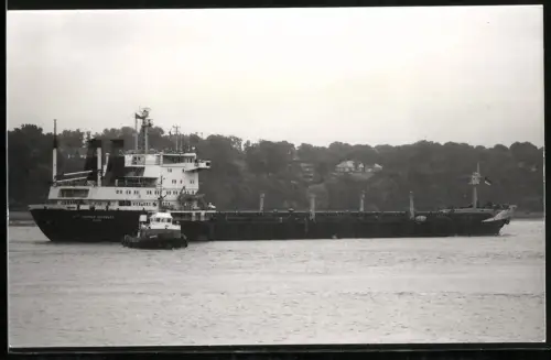 Fotografie Sowjetisches Frachtschiff Georgiy Leonidse aus Batumi in Begleitung von deutschem Schlepper Bugsier-9