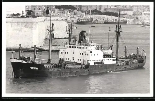 Fotografie Sowjetisches Frachtschiff Chigirin im Hafen vor Anker liegend