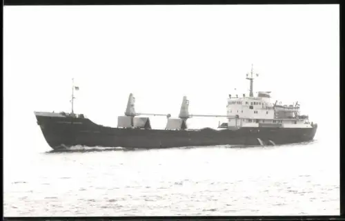 Fotografie Sowjetisches Frachtschiff Leningradskiy Opolchenets mit Schwergut-Ladebäumen an Deck