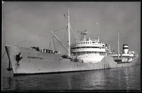 Fotografie Sowjetisches Tankschiff Leningrad tief beladen mit ausgebrachter Schlepptrosse