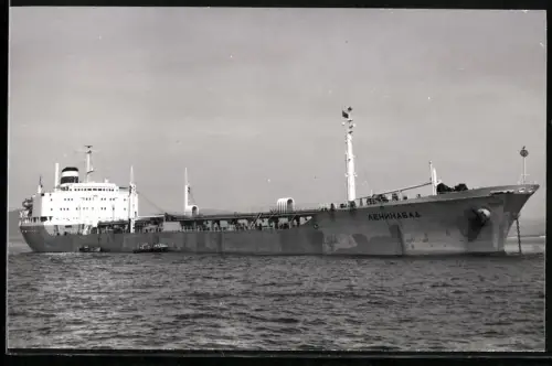 Fotografie Sowjetisches Tankschiff Leninabad vor Anker liegend