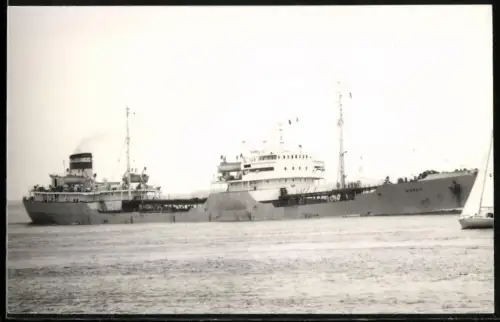 Fotografie Sowjetisches Tankschiff Kursk steuert den Hafen an