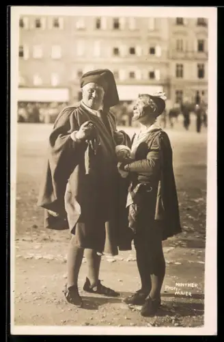Foto-AK Salzburg, Zwei Theaterdarsteller aus dem Stück Jedermann