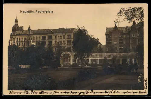 AK Berlin-Neukölln, Reuterplatz, Parkanlage und Wohnhäuser