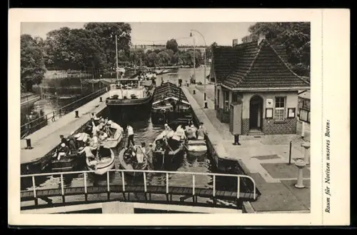 AK Berlin-Spandau, Schleuse mit Booten und Schleusenhaus