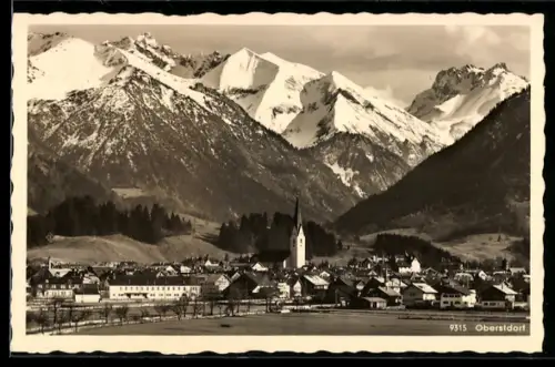 AK Oberstdorf i. bayr. Allgäu, Ortsansicht mit Kirche und Bergpanorama