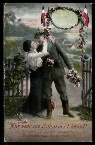 AK Soldat marschmässig ausgerüstet bei Abschiednehmen von seiner Liebsten