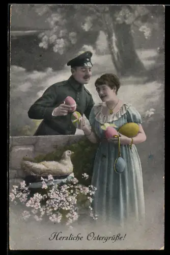 AK Soldat in Uniform mit Schirmmütze und junge Frau mit Ostereiern