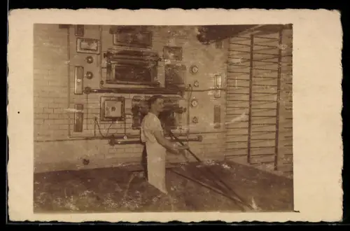 AK Bäcker bei der Arbeit