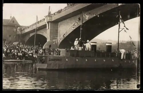 AK Schiff Saarfürst passiert eine Faschingsgesellschaft