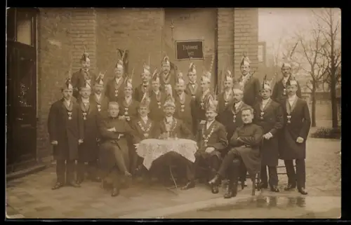 AK Crefeld, Faschingsgesellschaft mit einem Tisch