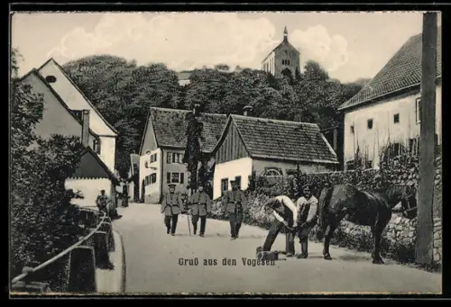 AK Pferd wird vom Fahnen-Schmied beschlagen, Soldaten in Uniform auf der Strasse