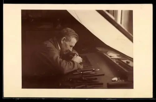 AK Feingraveur bei der Arbeit an einer Platte