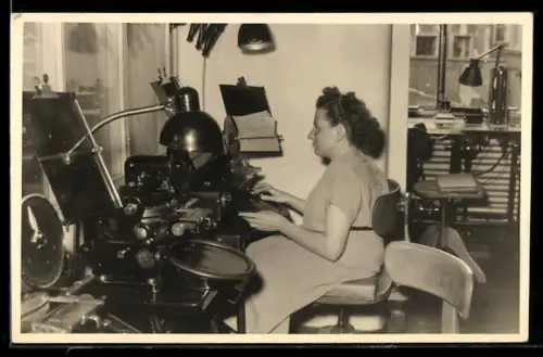 Foto-AK Frau sitzt in einem Büro an einer Schreibmaschine