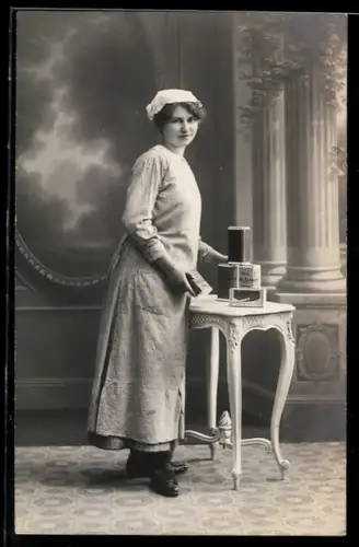 AK Frau mit Packungen Tabak