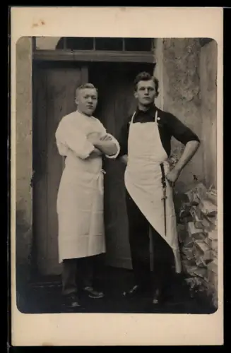 Foto-AK Zwei Fleischer vor einem Tor stehend