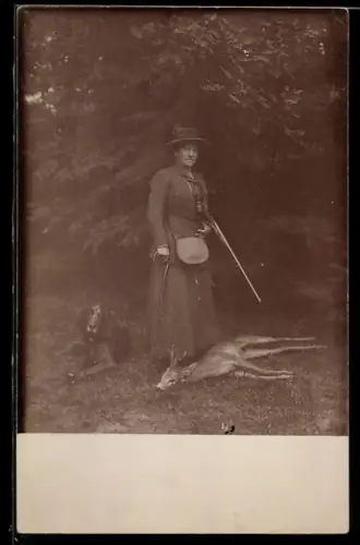 Foto-AK Jägerin mit ihrem Hund und erlegtem Wild