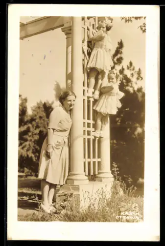 AK Juliana, Beatrix u. Irene von den Niederlanden in einem Garten