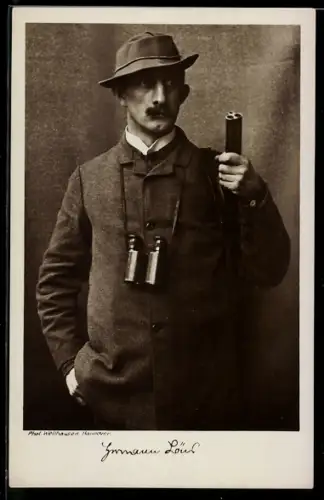 AK Journalist Hermann Löns mit Gewehr und Fernglas im Portrait