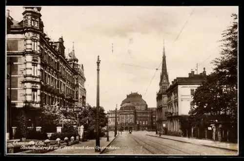 AK Chemnitz i. Sa., Hotel Burg Wettin, Bahnhofstrasse mit Blick nach dem Opernhaus