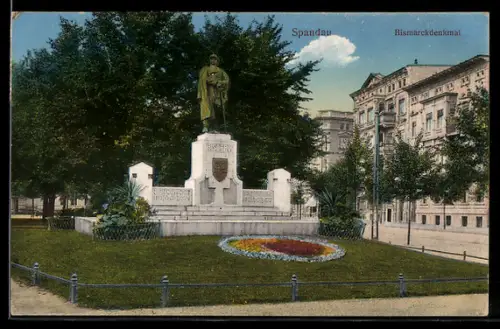 AK Spandau, Bismarckdenkmal mit Grünanlage